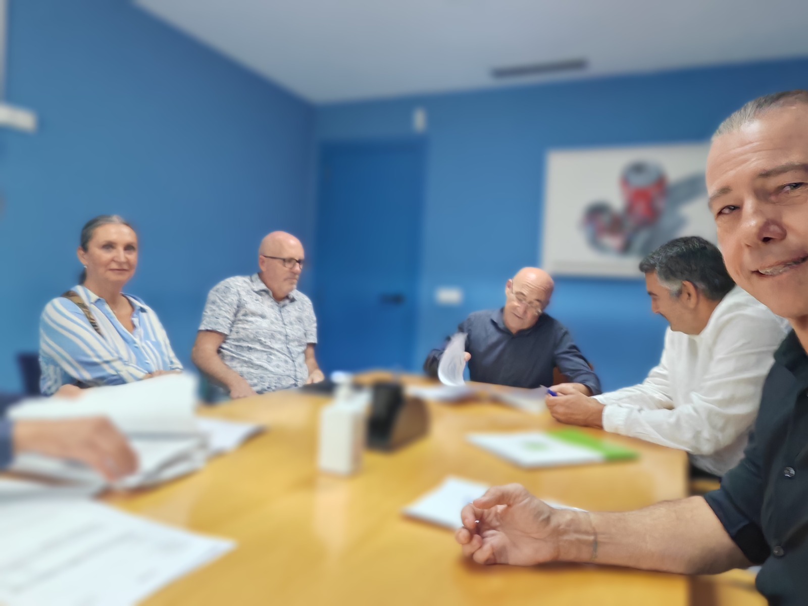 Nicolas Strebel at a meeting table with Spanish professionals
